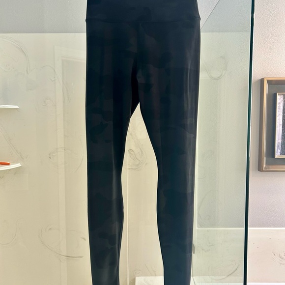 🔥Like New! ALO High Waisted “Camo print” Yoga Legging Size M - Picture 3 of 5